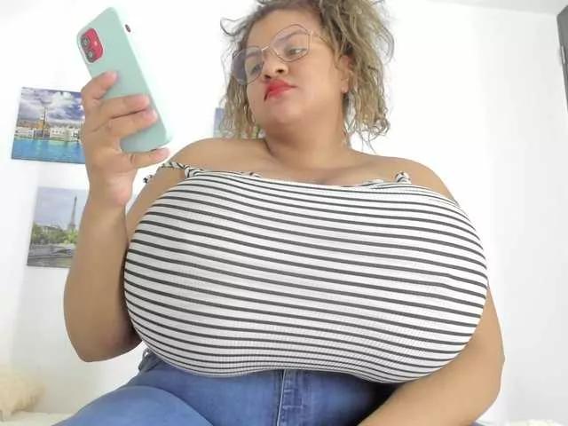 bigmom-22 on BongaCams 