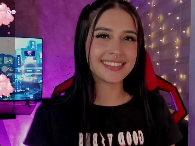 Offline Charlotte-greys on BongaCams