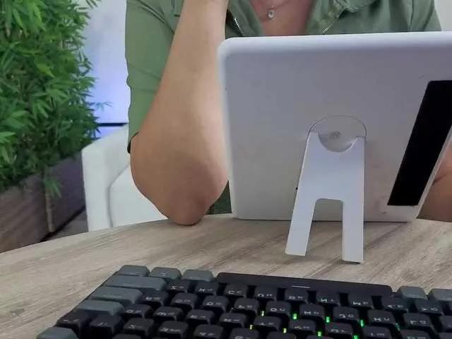 Offline Danielea on BongaCams