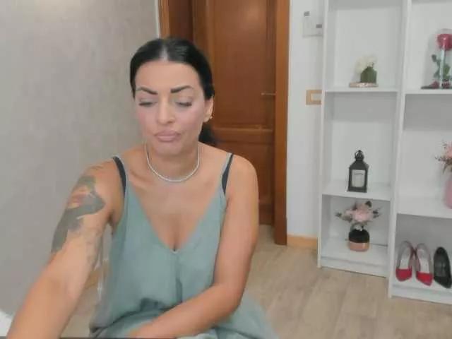 ElisaBaxter on BongaCams 