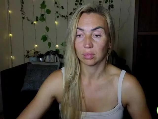 Freechat Jullyblondkiss on BongaCams