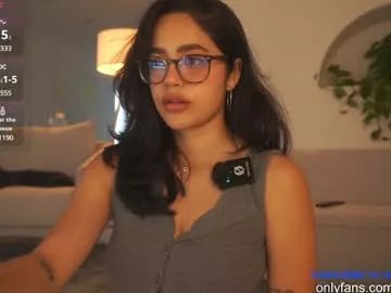 Freechat n_o_v_a on Chaturbate