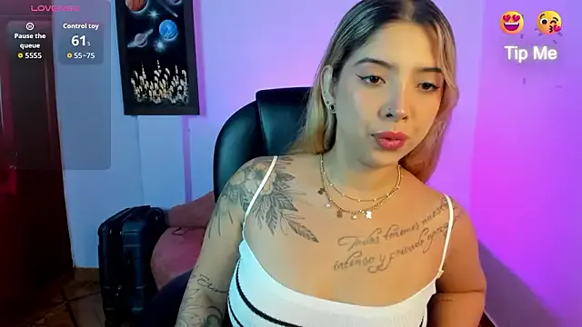 AnaFoxxx_ — take off panty + spit on pussy