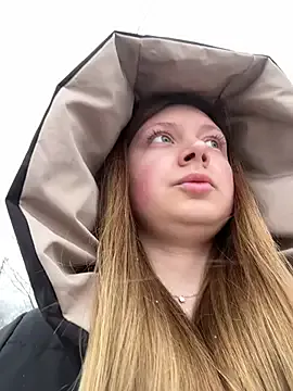 BlondeHott on StripChat