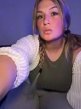 BlondeSarah2006 from StripChat