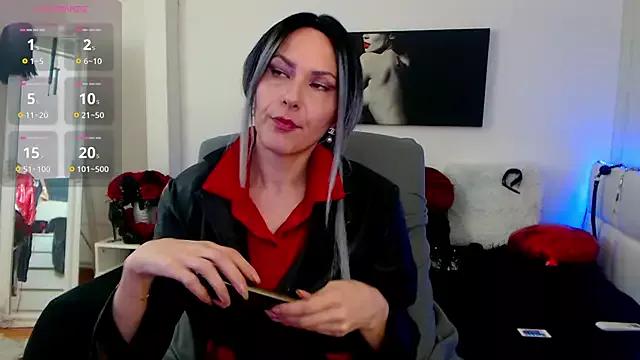 EvelynQueenn on StripChat 