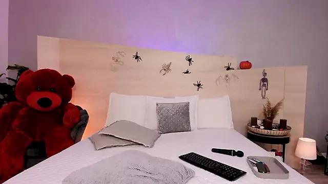 Freechat FoxxyClarise on StripChat