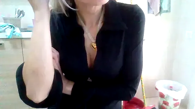 Kelly80 on StripChat