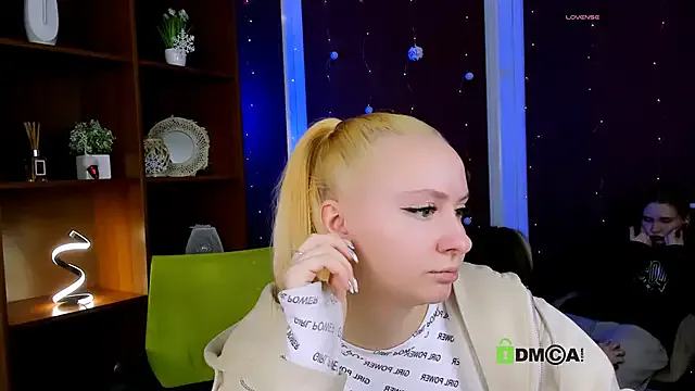 mila_glow1 on StripChat