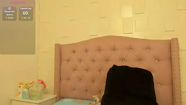 Freechat MonicaSchwartz on StripChat