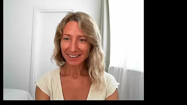 Join cute slut Paevoa Paevoa from StripChat