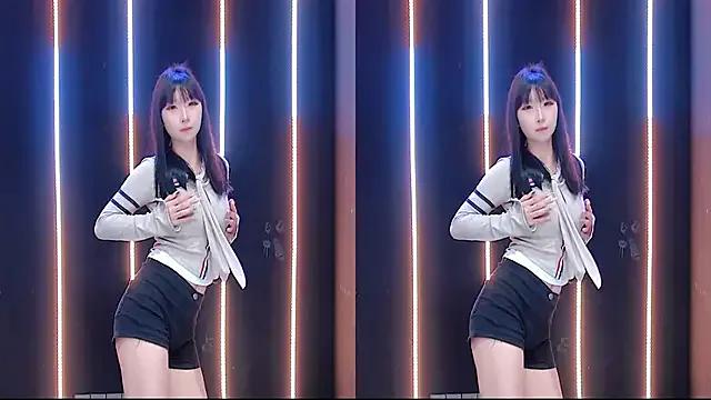 queen-001 from StripChat