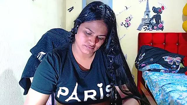 SweetAlmaa on StripChat 