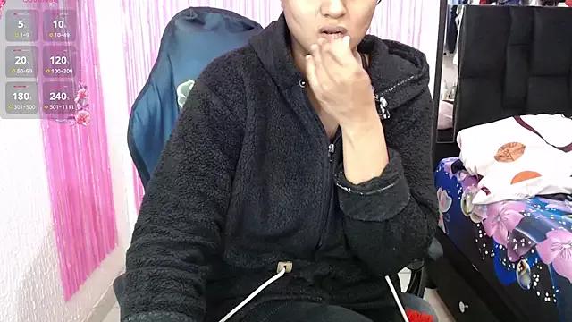 SweetAlmaa on StripChat 