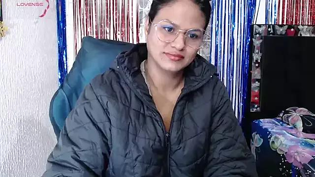 SweetAlmaa on StripChat 